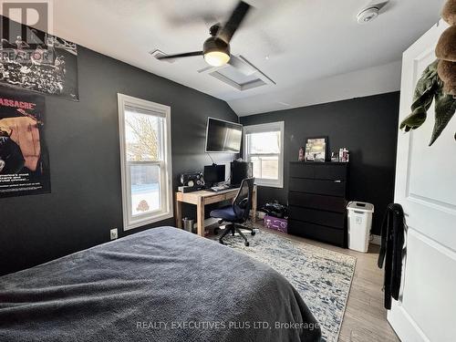 6 Elgin Street N, Cambridge, ON - Indoor Photo Showing Bedroom