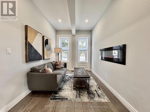 6 Elgin Street N, Cambridge, ON - Indoor Photo Showing Living Room