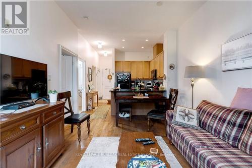 111 - 5327 Upper Middle Road, Burlington, ON - Indoor Photo Showing Living Room