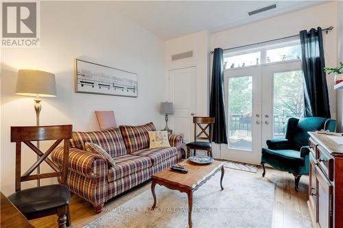 111 - 5327 Upper Middle Road, Burlington, ON - Indoor Photo Showing Living Room