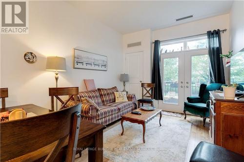 111 - 5327 Upper Middle Road, Burlington, ON - Indoor Photo Showing Living Room