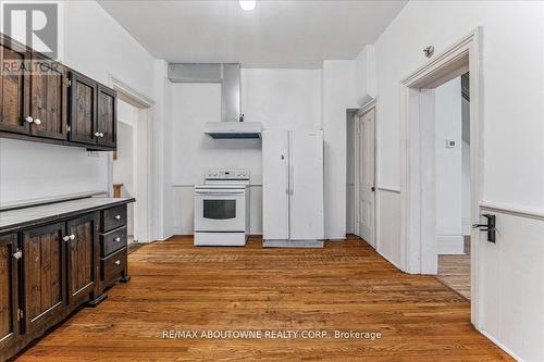 32 Arthur Street, Brant, ON - Indoor Photo Showing Kitchen