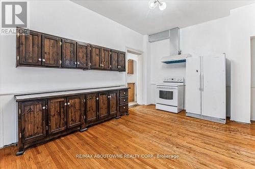 32 Arthur Street, Brant, ON - Indoor Photo Showing Kitchen