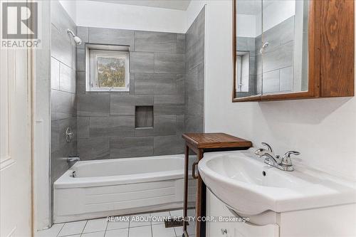 32 Arthur Street, Brant, ON - Indoor Photo Showing Bathroom