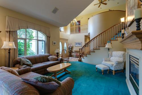 1061 Avondale Place, West Kelowna, BC - Indoor Photo Showing Living Room
