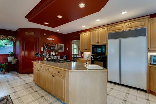 1061 Avondale Place, West Kelowna, BC - Indoor Photo Showing Kitchen