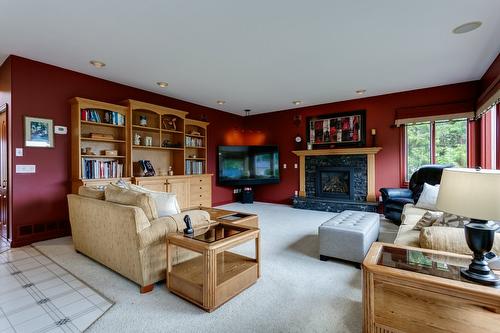 1061 Avondale Place, West Kelowna, BC - Indoor Photo Showing Living Room With Fireplace