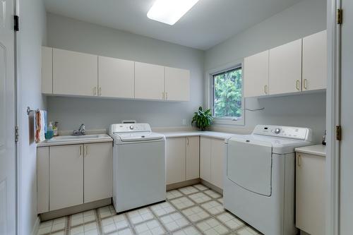1061 Avondale Place, West Kelowna, BC - Indoor Photo Showing Laundry Room