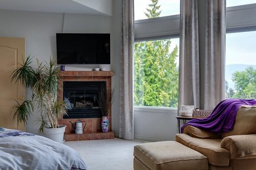 1061 Avondale Place, West Kelowna, BC - Indoor With Fireplace