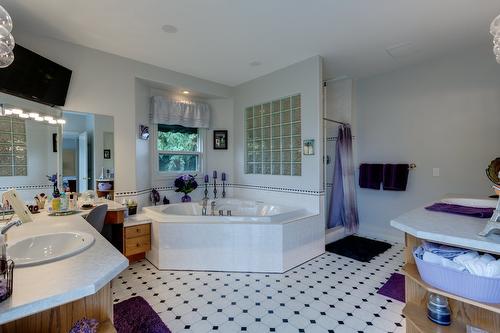 1061 Avondale Place, West Kelowna, BC - Indoor Photo Showing Bathroom