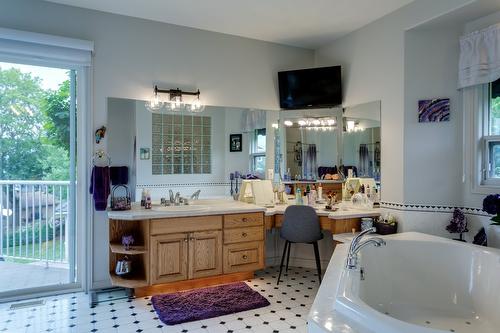 1061 Avondale Place, West Kelowna, BC - Indoor Photo Showing Bathroom