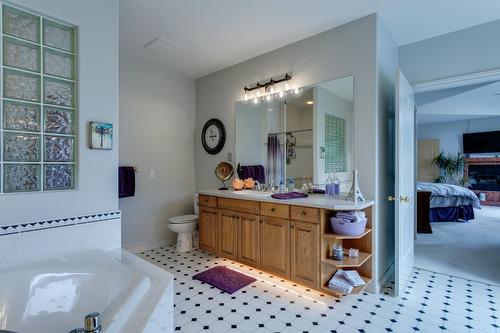 1061 Avondale Place, West Kelowna, BC - Indoor Photo Showing Bathroom