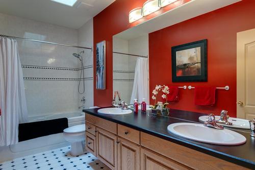 1061 Avondale Place, West Kelowna, BC - Indoor Photo Showing Bathroom