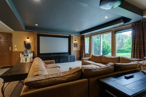 1061 Avondale Place, West Kelowna, BC - Indoor Photo Showing Living Room
