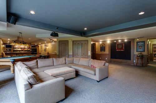 1061 Avondale Place, West Kelowna, BC - Indoor Photo Showing Living Room