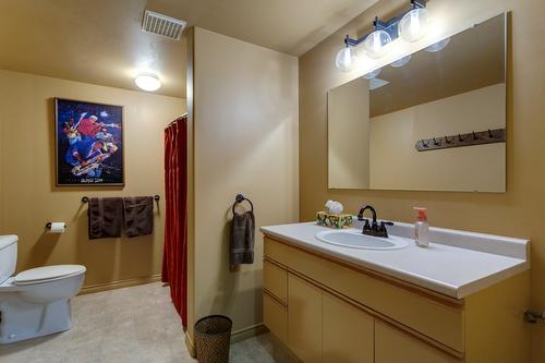 1061 Avondale Place, West Kelowna, BC - Indoor Photo Showing Bathroom