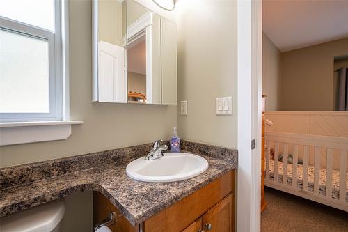 3774 Glover Avenue, Armstrong, BC - Indoor Photo Showing Bathroom