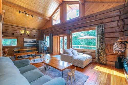 1834 Stepp Pit Road, Sicamous, BC - Indoor Photo Showing Living Room