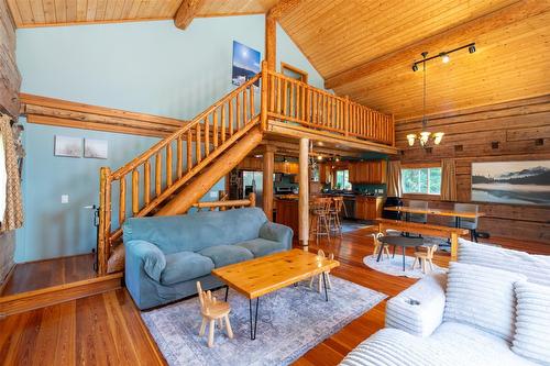 1834 Stepp Pit Road, Sicamous, BC - Indoor Photo Showing Living Room