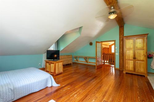 1834 Stepp Pit Road, Sicamous, BC - Indoor Photo Showing Bedroom