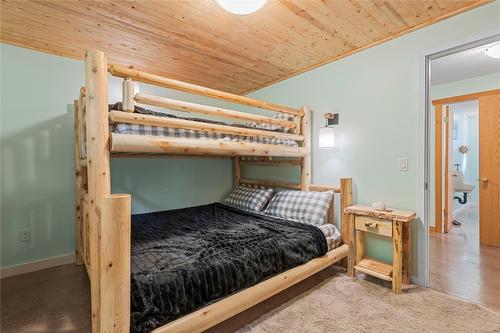 1834 Stepp Pit Road, Sicamous, BC - Indoor Photo Showing Bedroom