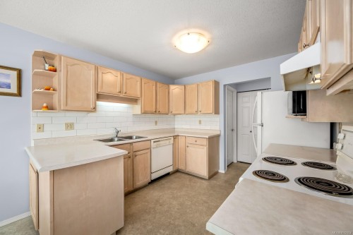 103-1902 Comox Ave, Comox, BC - Indoor Photo Showing Kitchen With Double Sink