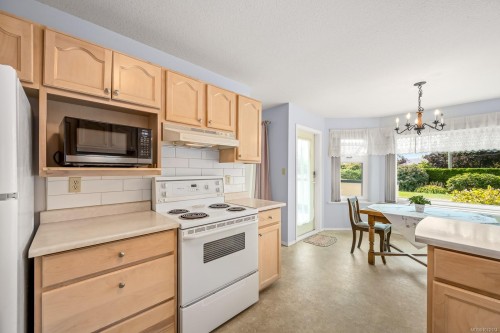 103-1902 Comox Ave, Comox, BC - Indoor Photo Showing Kitchen