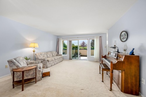 103-1902 Comox Ave, Comox, BC - Indoor Photo Showing Living Room