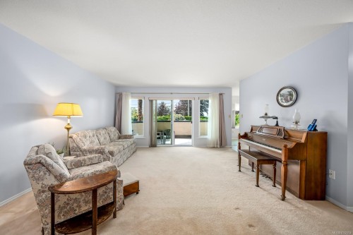 103-1902 Comox Ave, Comox, BC - Indoor Photo Showing Living Room