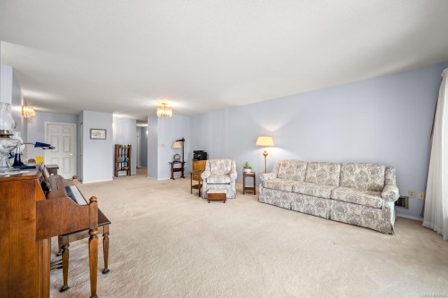 103-1902 Comox Ave, Comox, BC - Indoor Photo Showing Living Room
