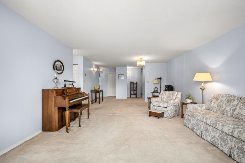 103-1902 Comox Ave, Comox, BC - Indoor Photo Showing Living Room