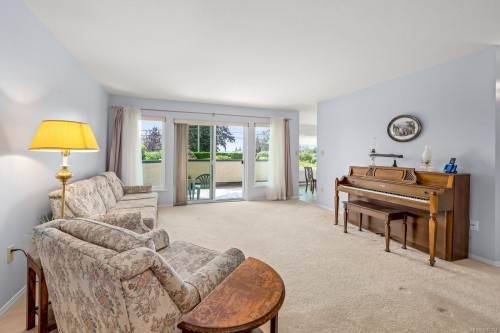 103-1902 Comox Ave, Comox, BC - Indoor Photo Showing Living Room