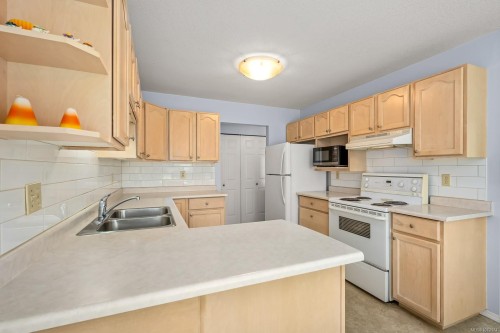 103-1902 Comox Ave, Comox, BC - Indoor Photo Showing Kitchen With Double Sink