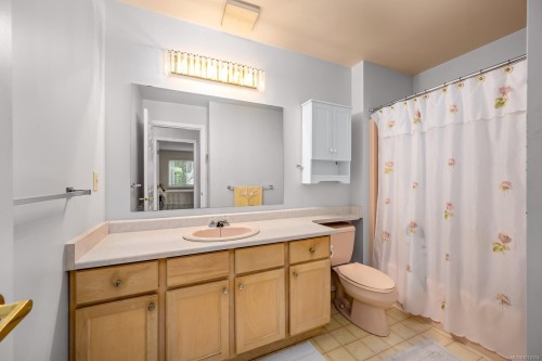 103-1902 Comox Ave, Comox, BC - Indoor Photo Showing Bathroom