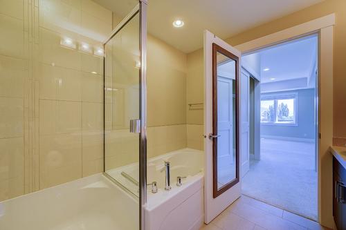 1201-1405 Springhill Drive, Kamloops, BC - Indoor Photo Showing Bathroom