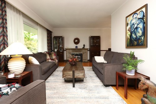 3338 Enniskillen Circle, Mississauga, ON - Indoor Photo Showing Living Room