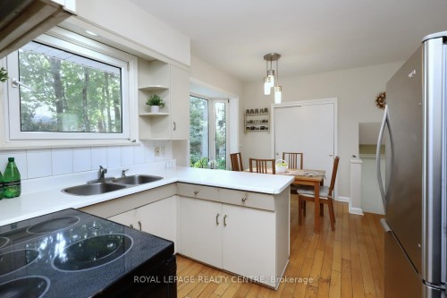 3338 Enniskillen Circle, Mississauga, ON - Indoor Photo Showing Kitchen With Double Sink