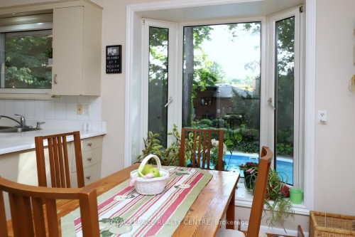 3338 Enniskillen Circle, Mississauga, ON - Indoor Photo Showing Dining Room