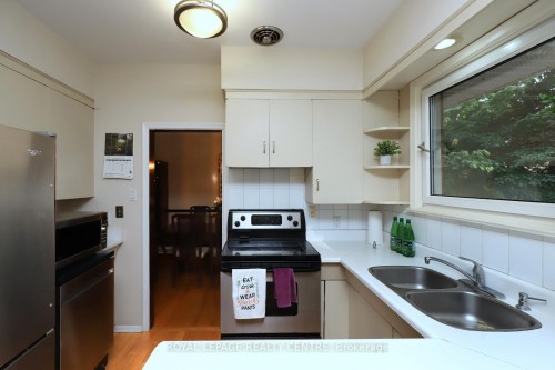 3338 Enniskillen Circle, Mississauga, ON - Indoor Photo Showing Kitchen With Double Sink