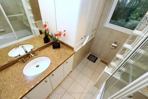 3338 Enniskillen Circle, Mississauga, ON - Indoor Photo Showing Bathroom