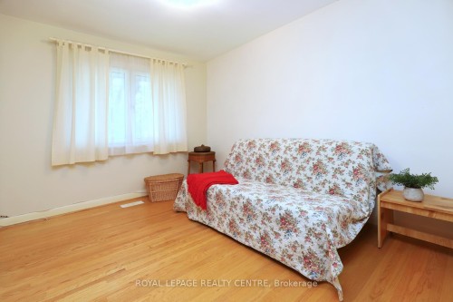 3338 Enniskillen Circle, Mississauga, ON - Indoor Photo Showing Bedroom