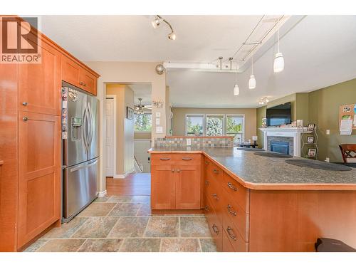 1610 16 Avenue Se, Salmon Arm, BC - Indoor Photo Showing Kitchen