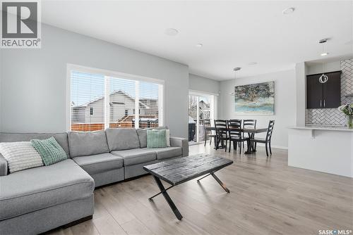 551 Kensington Place, Saskatoon, SK - Indoor Photo Showing Living Room