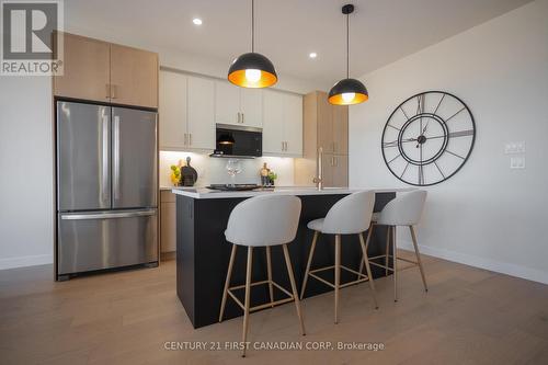 4295 Calhoun Way, London South (South V), ON - Indoor Photo Showing Kitchen
