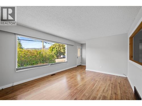 2037 Parker Drive, Merritt, BC - Indoor Photo Showing Living Room