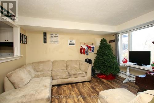 32 & 34 River Street, Thorold, ON - Indoor Photo Showing Living Room