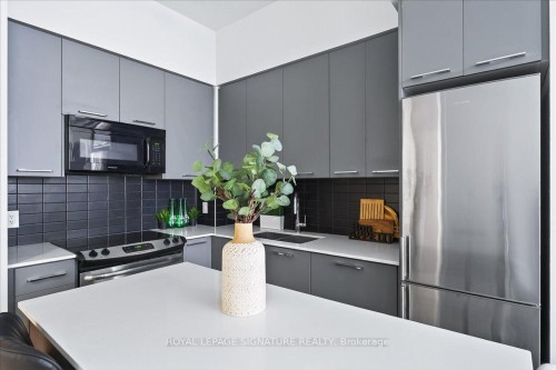 Lph06-9471 Yonge Street, Richmond Hill, ON - Indoor Photo Showing Kitchen With Stainless Steel Kitchen With Double Sink