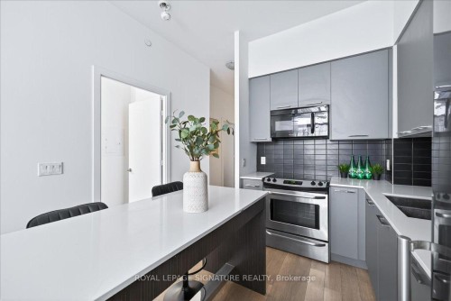 Lph06-9471 Yonge Street, Richmond Hill, ON - Indoor Photo Showing Kitchen With Upgraded Kitchen