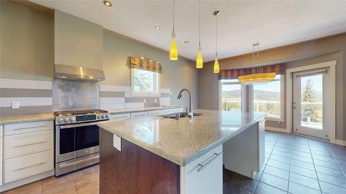 1631 Mt. Pyramid Crescent, Cranbrook, BC - Indoor Photo Showing Kitchen With Upgraded Kitchen