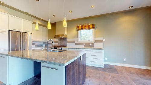1631 Mt. Pyramid Crescent, Cranbrook, BC - Indoor Photo Showing Kitchen With Double Sink